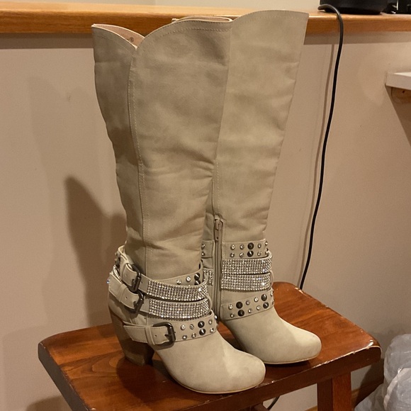 Beige Heeled Boots with Studded Accents - Size 6, Urban Cowgirl, Boho, - Picture 2 of 14
